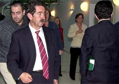 El líder regionalista, Miguel Ángel Revilla, a la salida de la reunión con Dolores Gorostiaga (PSOE), a la derecha.