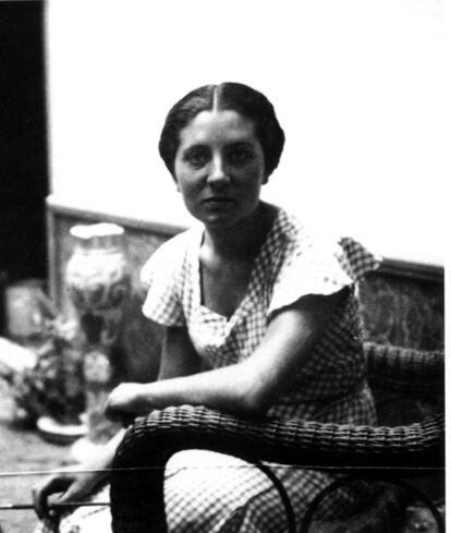 La pintora Ángeles Santos en Port Bou, en 1935