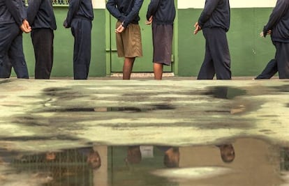 Jovens detentos em um centro de reincidentes.