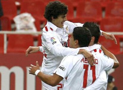Perotti y Renato celebran el gol con Negredo.