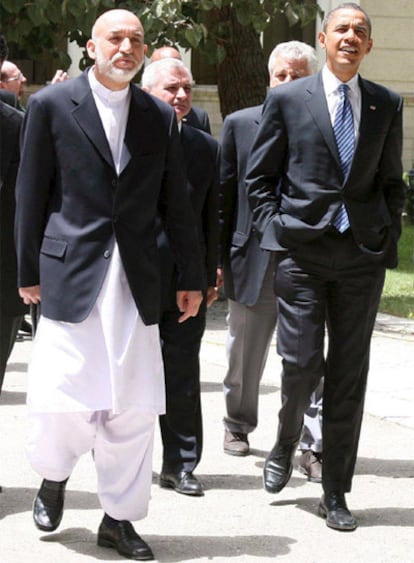 El presidente de Afganistán, Hamid Karzai, junto al candidato a la Casa Blanca Barack Obama antes de su reunión de hoy.