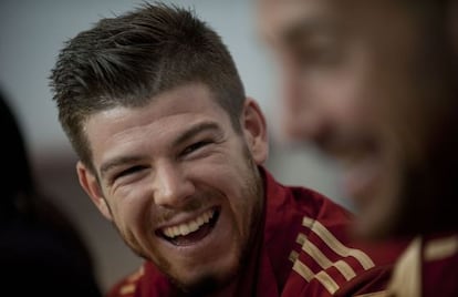 Moreno se ríe junto a Pepe Reina.