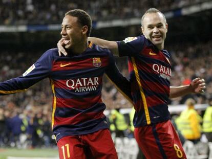 Neymar e Iniesta celebran el segundo gol del Bar&ccedil;a.