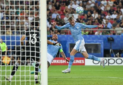 Cole Palmer marca ante Bono el gol del empate del Manchester City ante el Sevilla.