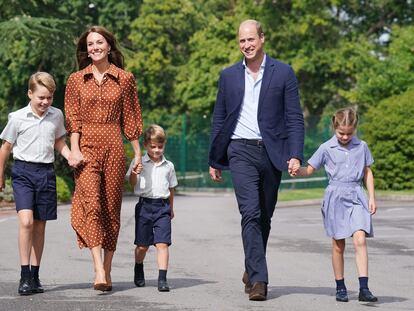 Guillermo de Inglaterra y Kate Middleton con sus tres hijos, de izquierda a derecha, Jorge, Luis y Carlota, a su llegada al colegio Lambrook el 7 de septiembre de 2022.