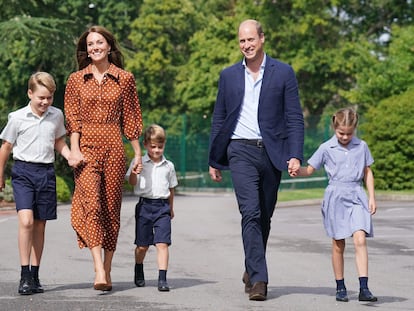 Guillermo de Inglaterra y Kate Middleton con sus tres hijos, de izquierda a derecha, Jorge, Luis y Carlota, a su llegada al colegio Lambrook el 7 de septiembre de 2022.