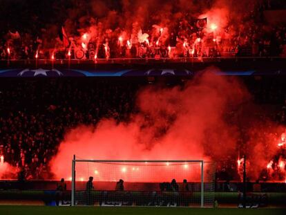 La UEFA cierra un partido parte del estadio del PSG por las bengalas contra el Madrid