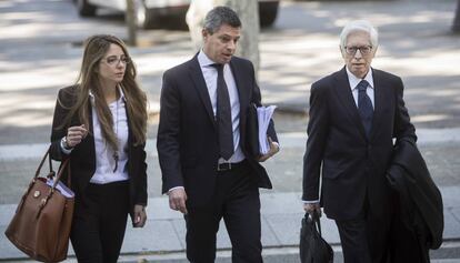 Enrique Bacigalupo (dreta), advocat de la família Messi, arriba a l'Audiència de Barcelona.