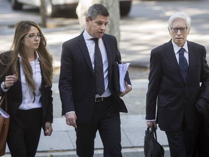 Enrique Bacigalupo (dreta), advocat de la fam&iacute;lia Messi, arriba a l&#039;Audi&egrave;ncia de Barcelona.