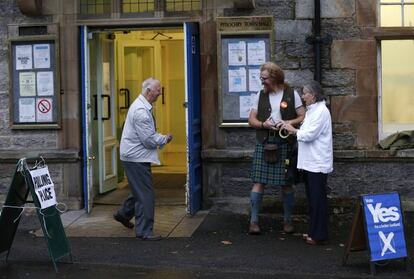 Ciudadanos de Pitlochry conversan después de votar en un colegio electoral de la ciudad escocesa.