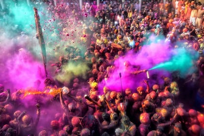 01 March 2023, India, Mathura: Hindu devotees throw colourful Gulal powder at each other at the Radharani temple as part of a traditional ceremony during the Lathmar Holi festival. Photo: Avishek Das/SOPA Images via ZUMA Press Wire/dpa
Avishek Das/SOPA Images via ZUMA / DPA
01/03/2023 ONLY FOR USE IN SPAIN