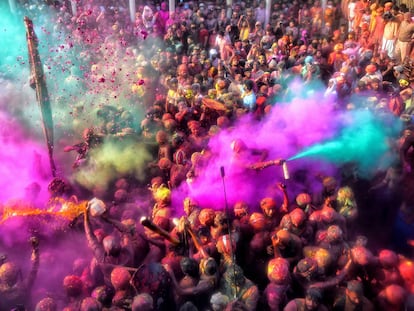 01 March 2023, India, Mathura: Hindu devotees throw colourful Gulal powder at each other at the Radharani temple as part of a traditional ceremony during the Lathmar Holi festival. Photo: Avishek Das/SOPA Images via ZUMA Press Wire/dpa
Avishek Das/SOPA Images via ZUMA / DPA
01/03/2023 ONLY FOR USE IN SPAIN