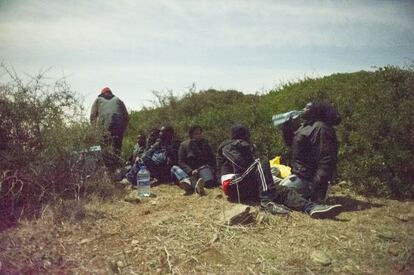 Los hombres vuelven a detenerse. Se agachan. Lo harán muchas veces a lo largo de los varios centenares de metros que hay entre la carretera y la playa. Cada uno de ellos lleva una botella con varios litros de agua. Aprovechan para beber y calmar los nervios. No hablan pero se escucha el jadeo de su respiración nerviosa. Todos van abrigados y llevan en el interior de sus cazadoras unos chalecos salvavidas.