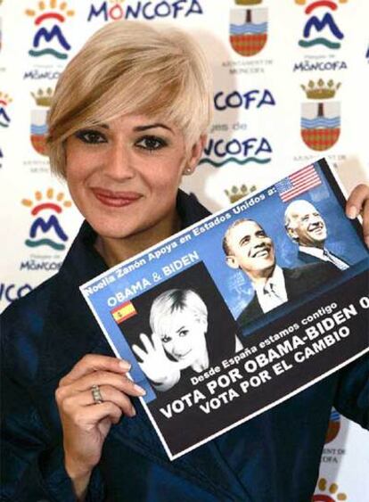 Noelia Zanón, ayer en Moncofa con un cartel de Barack Obama.