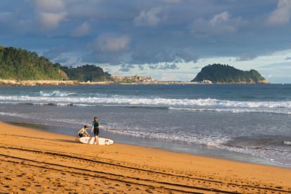 Zarautz, País Vasco. Bienvenidos, amantes de las olas grandes. Cuando ya se ha pasado del estado de iniciación, entra una fiebre por enfrentarse a retos mayores. Para muchos, esta es la capital del surf en Euskadi, con olas versátiles que la han convertido en un destino codiciado por todos. Además de suponer una de las mejores canteras del continente, esta playa guipuzcoana cuenta con múltiples picos que suelen acoger citas de los grandes campeonatos internacionales. Hay fondos de arena, olas maniobrables y muchísimo ambiente que permiten al advenedizo sumergirse de lleno en los tejemanejes del mundillo.  