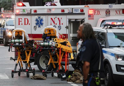 Paramédicos preparan camillas mientras los servicios de emergencia se reúnen en el distrito de Manhattan.