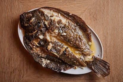 El espacio es un comedor luminoso, funcional, con mesas de madera de roble, desnudas de mantel. El protagonismo lo tiene un mostrador, delante de la cocina, donde se exhibe la pesca del día. Según cuenta Del Portillo, formado en restaurantes como el del Hotel Ritz, el del Casino de Madrid, Lúculo o Príncipe y Serrano, cocina lo que la mar le haya dado ese día. 