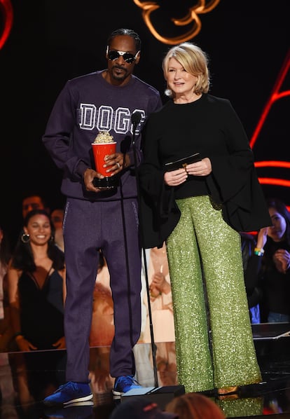 Snoop Dogg y Martha Stewart presentan un premio en la gala de los MTV Movie And TV Awards en 2017.