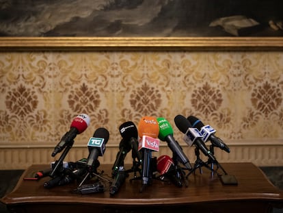 Varios micrófonos a la espera de una declaración ante la prensa.