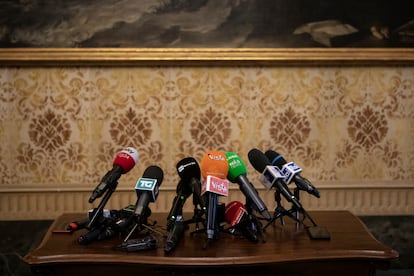 Varios micrófonos a la espera de una declaración ante la prensa.