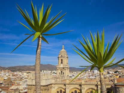 Vistas de la catedral y la ciudad de Málaga.