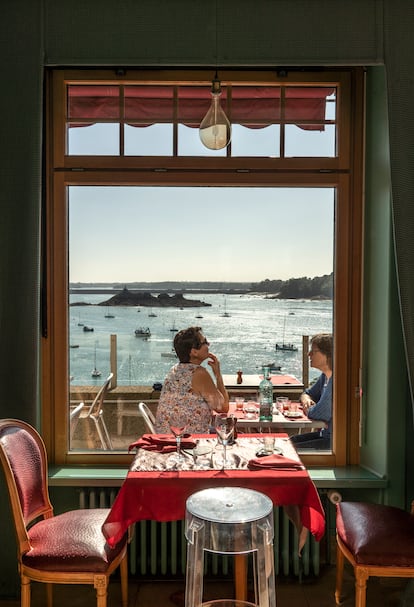 ¿Un placer gastronómico en esta ciudad de la Bretaña francesa que fue república durante 4 años (1590–1594)? Sentarse a medio día en el restaurante La Corderie, a pocos metros de la torre de Solidor, con su maravillosa terraza con vistas a la costa de Dinard. Curri del mar, ostras de Cancale y ‘mousse’ de limón con mascarpone son algunas de las sugerencias de su carta.