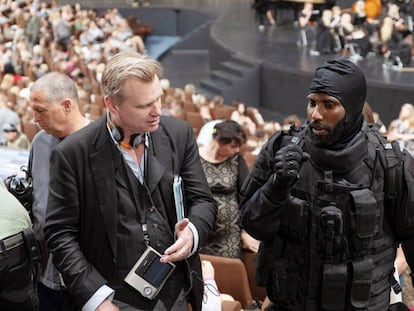 Christopher Nolan com o ator John David Washington na filmagem de 'Tenet'. Em vídeo, trailer do filme