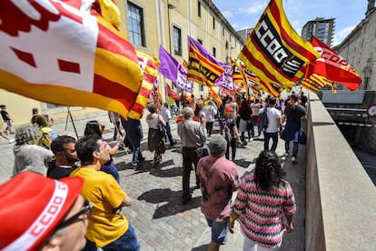 En todo el territorio nacional las marchas han sido más de sesenta, y han movilizado a medio millón de personas, según los sindicatos convocantes. En la imagen, un momento de la marcha en Girona.