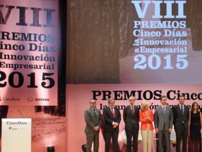 Foto de familia de los galardonados en los premios Cinco Días 2015.