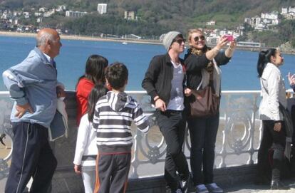 Un grupo de turistas en el paseo de La Concha de San Sebastián.