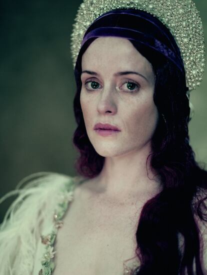 Claire Foy, conhecida por ter interpretado a rainha Elizabeth II nas duas primeiras temporadas da série 'The Crown', ficou majestosa em um dos retratos feitos por Paolo Roversi. A atriz interpreta uma Julieta elegante.