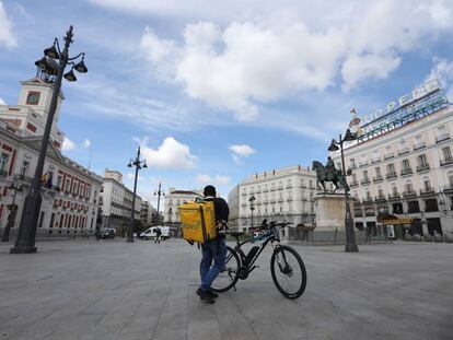Un repartidor de la empresa Glovo en la Puerta del Sol.