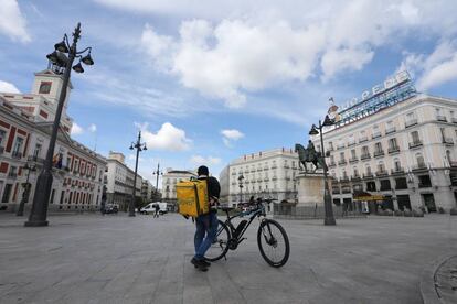 Un repartidor de la empresa Glovo en la Puerta del Sol.