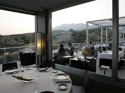 La fachada enrejada y con geranios del Ábaco Inn en Altea (Alicante).