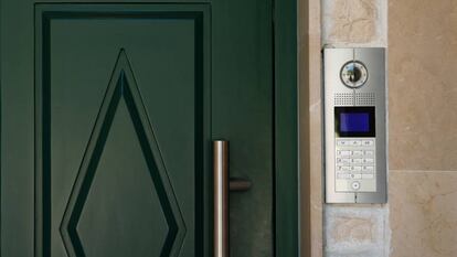 La justicia fija criterios para sustituir al conserje por un videoportero