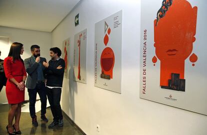 La mayor mayor Alicia Moreno, el concejal Pere Fuset y el artista Ibán Ramón ante los cuatro carteles.