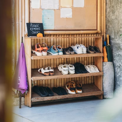 un zapatero en la entrada de una casa.