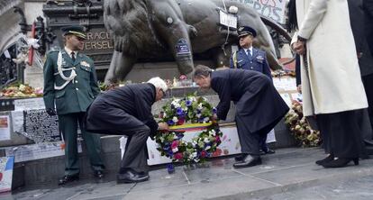 Santos (d) en un homenaje en París a las víctimas del terrorismo