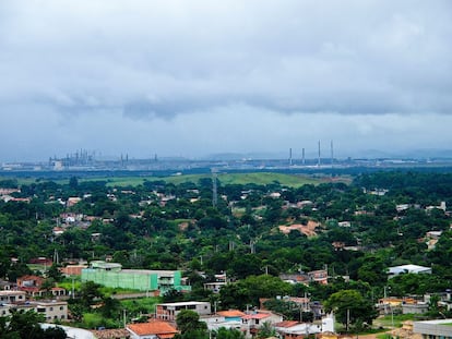 Vista aérea de la localidad de Itaboraí, con la refinería de Petrobras al fondo.