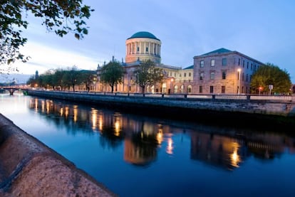 El top 3 de las ciudades preferidas se completa con Dubl&iacute;n (Irlanda). En la imagen, el edificio Four courts, sede del Tribunal Supremo de Irlanda.