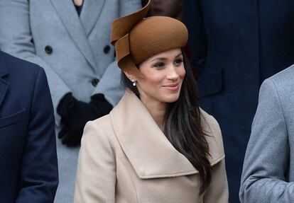 Meghan Markle, el día de Navidad en su primera aparición pública junto a la familia real británica en Sandringham, con abrigo de Sentaler. ,