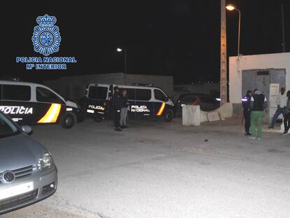 La policía registra el cortijo de Vícar (Almería) en el que eran explotadas las mujeres.