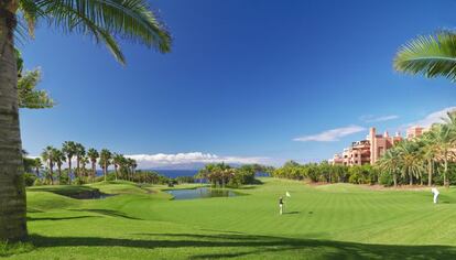 Campo de golf de Abama con el hotel al fondo.