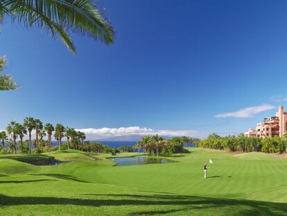 Campo de golf de Abama con el hotel al fondo.