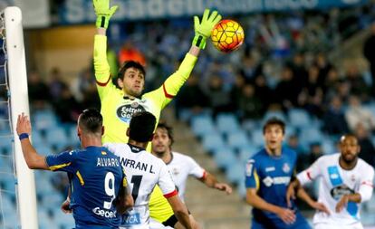 Lux intenta atrapar un balón durante el Getafe-Dépor