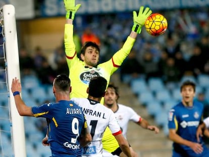 Lux intenta atrapar un bal&oacute;n durante el Getafe-D&eacute;por