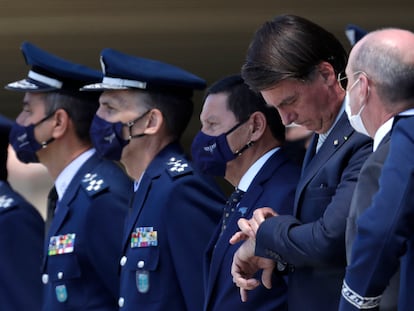 Bolsonaro (checando o relógio) em cerimônia comemorativa do 80º aniversário da Força Aérea brasileira, na quarta-feira.