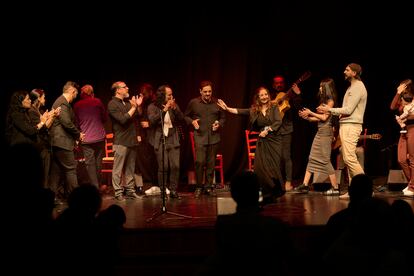 Los msicos y el pblico despide a Carmela Mu?oz, anoche en Vallecas. 