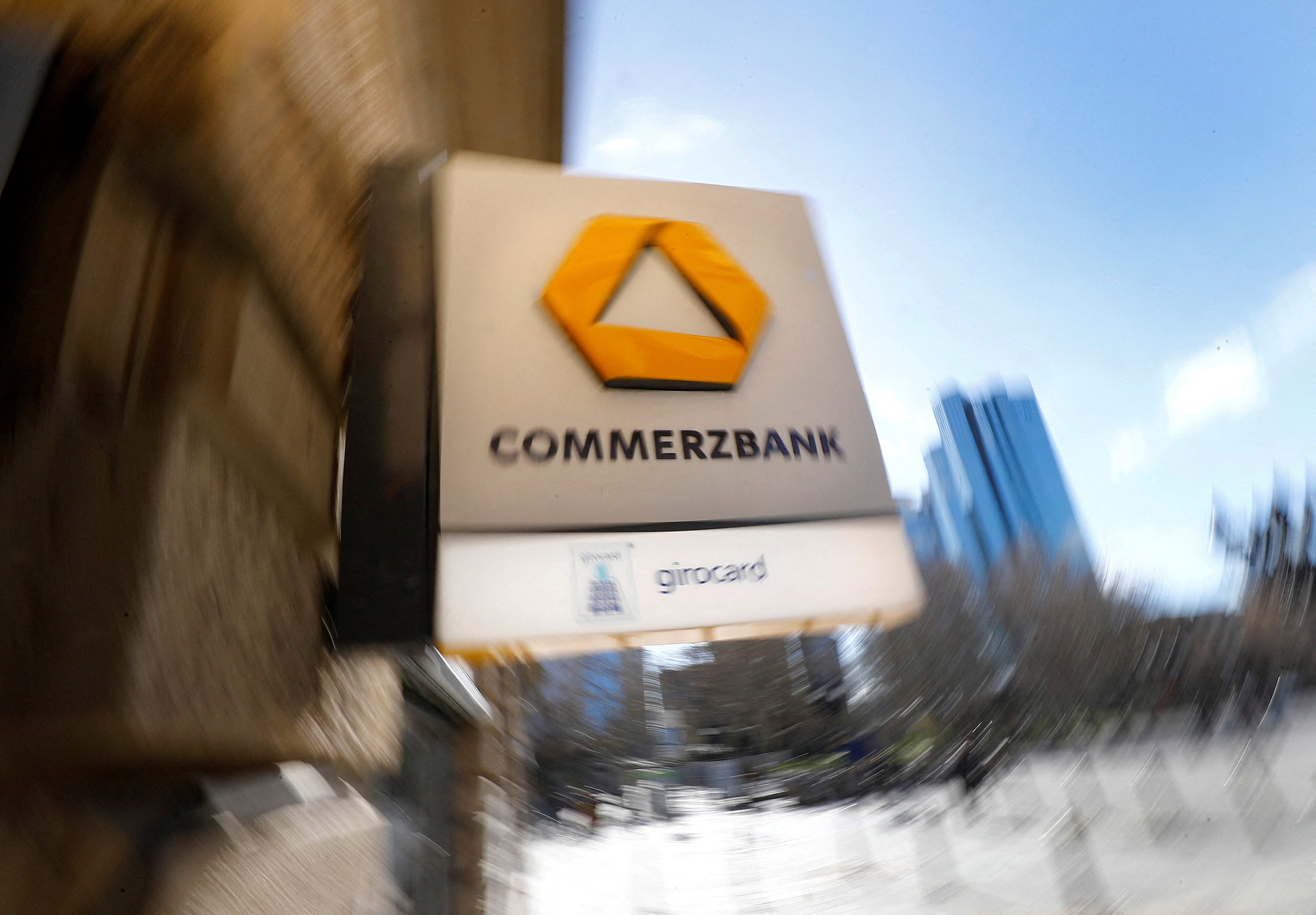 El Gobierno alemán se opone a la compra de Commerzbank por parte de Unicredit: “Las adquisiciones hostiles no son algo bueno” 