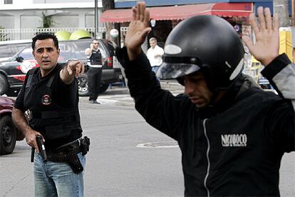 Un policía ordena a un sospechoso que levante las manos en un control en las calles de São Paulo, ayer.